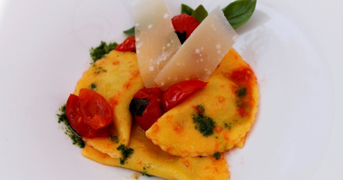 Mezzelune di pasta fresca con fonduta di formaggio nostrano