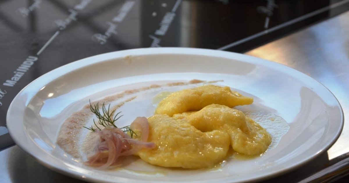 Tortelli di patate del Lomaso con salmerino, salsa di cipolle stufate al nosiola e olio extravergine di oliva DOP Garda Trentino - Tastetrentino